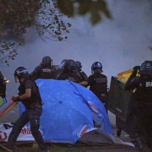 Des premiers heurts ont éclaté en marge du sommet du G7 à Biarritz. [Keystone - Bob Edme]