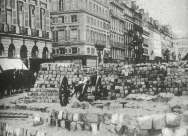 Les barricades de la Commune de Paris, 1871. [RTS]