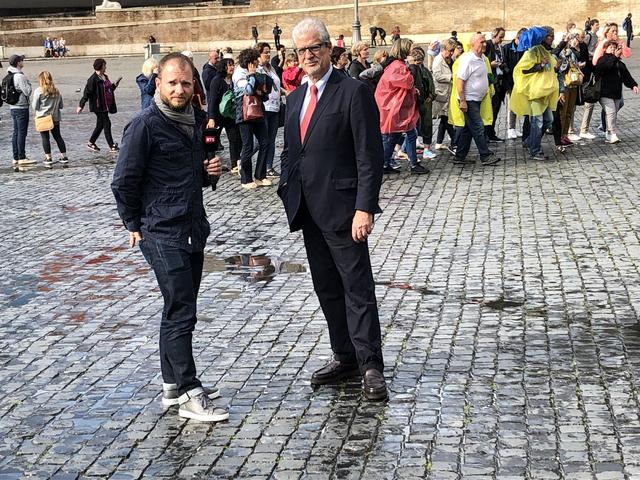 Luca Ciarrocca, candidat du Mouvement 5 étoiles aux Européennes, répond aux questions de Tristan Dessert sur la piazza del popolo à Rome le 1er mai 2019. [RTS - Juliette Galeazzi]