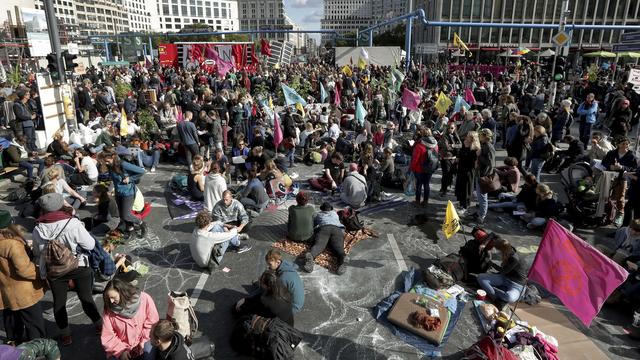 Des militants du groupe Extinction Rebellion bloquent la Potsdamer Platz à Berlin. [Keystone/EPA - Michael Sohn]