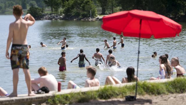 Il fera à nouveau très chaud en plaine, et notamment au bord des lacs. [Keystone - Laurent Gilliéron]