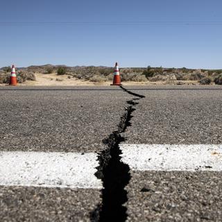 Un séisme de magnitude 7,1 a secoué le sud de la Californie vendredi soir (05h19 en Suisse), le deuxième de grande ampleur en deux jours dans cette région. [Keystone - Etienne Laurent]