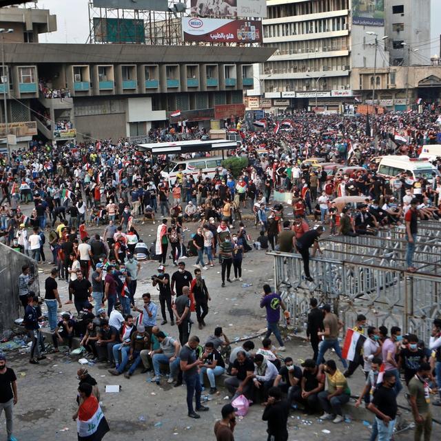 Des manifestants rassemblés sur la place Tahrir à Bagdad. [Keystone/AP Photo - Khalid Mohammed]