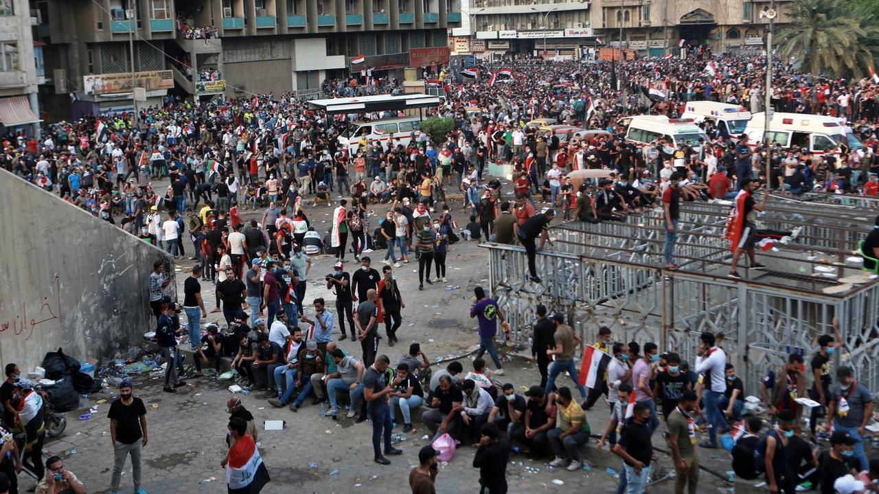 Des manifestants rassemblés sur la place Tahrir à Bagdad. [Keystone/AP Photo - Khalid Mohammed]