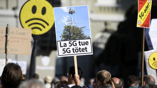 La 5G est une technologie dangereuse pour la santé, estiment les milliers de manifestants sur la Place fédérale. [Keystone - Anthony Anex]