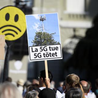 La 5G est une technologie dangereuse pour la santé, estiment les milliers de manifestants sur la Place fédérale. [Keystone - Anthony Anex]