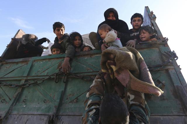 Des civils fuient Maaret al-Noomane, en Syrie, le 22 décembre 2019. [Keystone/ap photo - Ghaith al-Sayed]