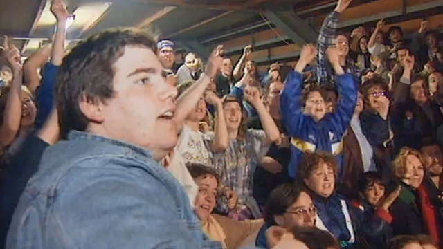 Explosion de joie des supporters du HC La Chaux-de-Fonds lors de la promotion de 1996. [RTS]