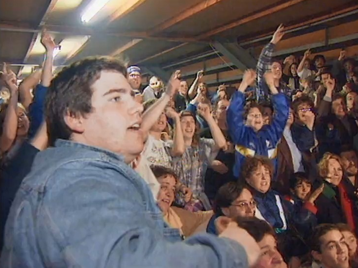 Explosion de joie des supporters du HC La Chaux-de-Fonds lors de la promotion de 1996. [RTS]