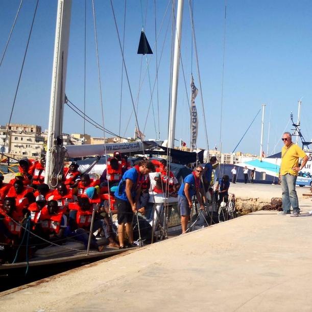 Le bateau Alex a accosté de force à Lampedusa avec 46 migrants à bord. [ANSA via AP/Keystone - Elio Desiderio]