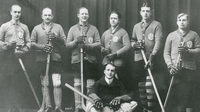 L'équipe du HC La Chaux-de-Fonds en 1920 [Bibliothèque de la Ville de La Chaux-de-Fonds, Département audiovisuel et Fonds spéciaux]