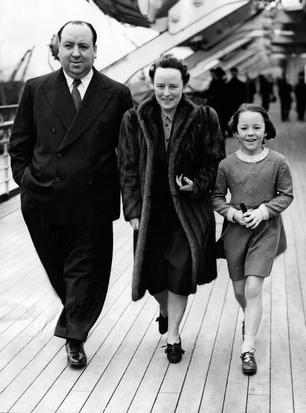 Alfred Hitchcock avec sa femme, Alma Reville, et sa fille Patricia, en 1939. [AFP - -]