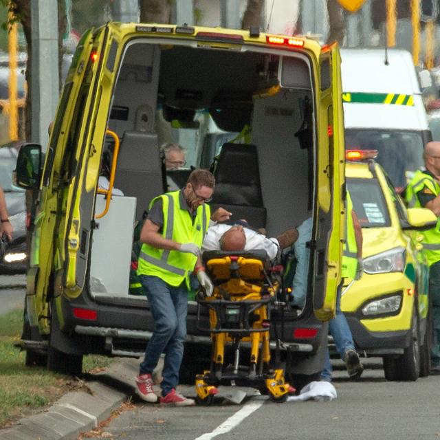 Une ambulance s'apprête à emmener un blessé après les attaques de Christchurch, ce 15 mars 2019. [EPA - MARTIN HUNTER]