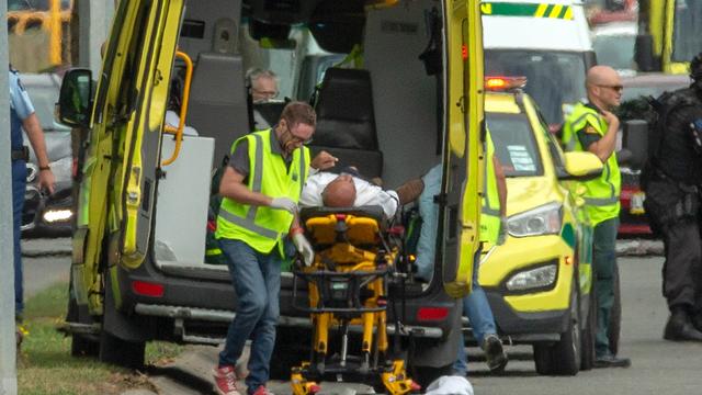 Une ambulance s'apprête à emmener un blessé après les attaques de Christchurch, ce 15 mars 2019. [EPA - MARTIN HUNTER]
