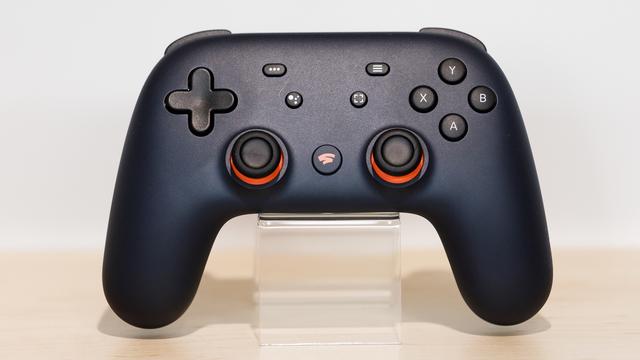 La manette de stadia doit pouvoir se connecter avec un téléviseur, un ordinateur ou un smartphone. [Keystone - Justin Lane]