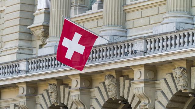 Bundeshaus façade avec drapeau suisse à Berne, Suisse. [Depositphotos - william87]