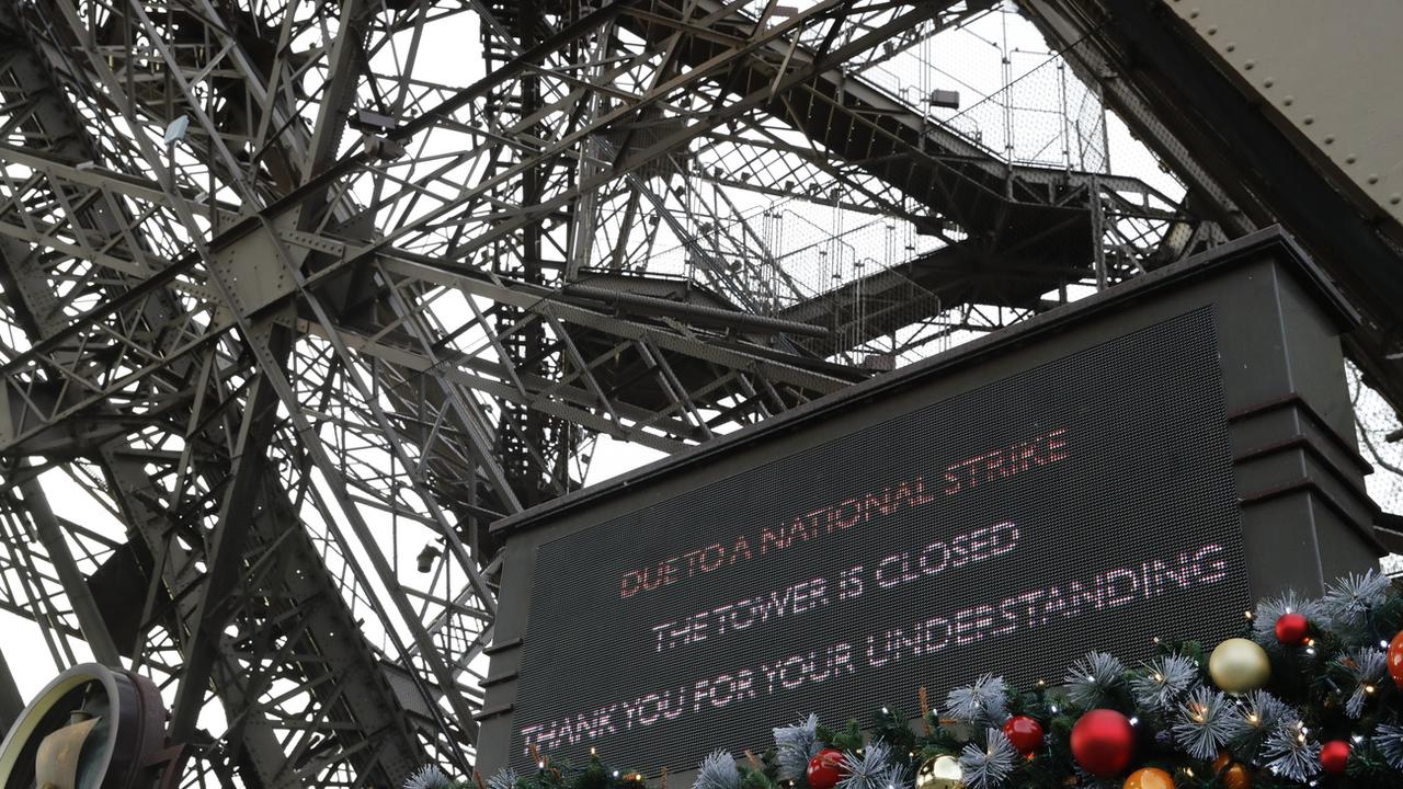 La Tour Eiffel fermée à cause de la grève. [Keystone - Christophe Ena]