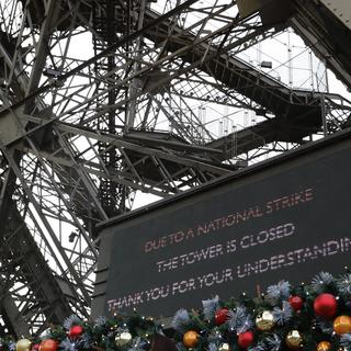 La Tour Eiffel fermée à cause de la grève. [Keystone - Christophe Ena]
