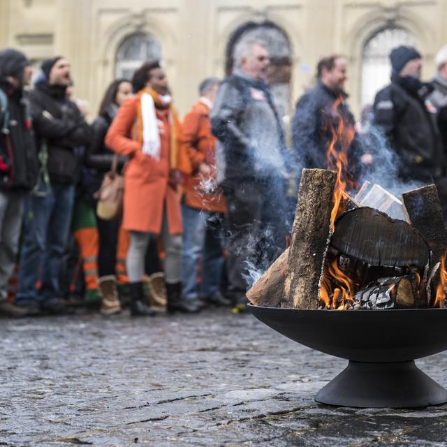 Le soutien du PSF à la réforme de la caisse de pension de l'Etat embrase la gauche. Le personnel concerné continue de protester. [Keystone - Adrien Perritaz]