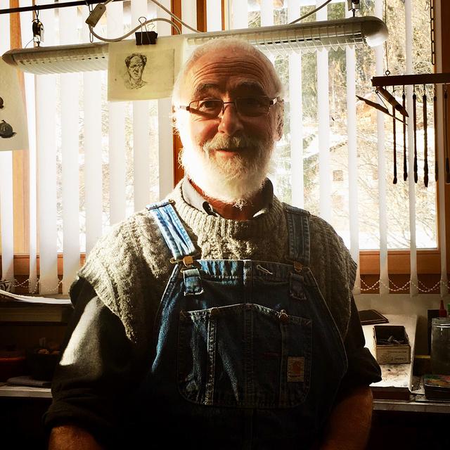 Pierre-Yves Gabioud dans son atelier. [RTS - Isabelle Carceles]