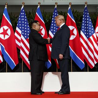 Kim Jong-un et Donald Trump lors de leur première rencontre, en juin 2018. [AP Photo/Keystone - Evan Vucci]
