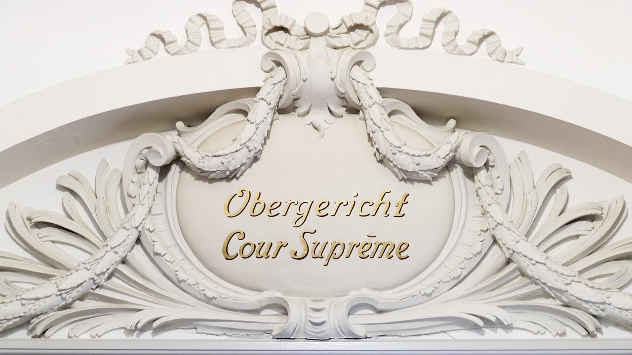 L'inscription "Obergericht Cour Suprême" à l'entrée du tribunal, à Berne. [Keystone - Peter Klaunzer]