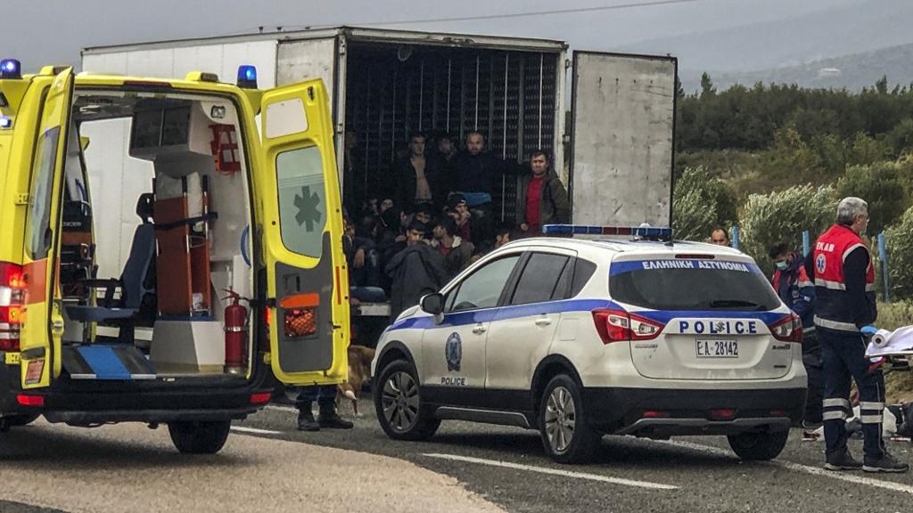 La police grecque a arrêté un camion transportant des migrants. [AFP - Stavros Karitidis]