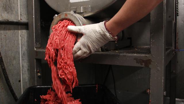 Des steaks hachés frauduleux fournis à des associations caritatives en France. [Reuters - Jeff Haynes]