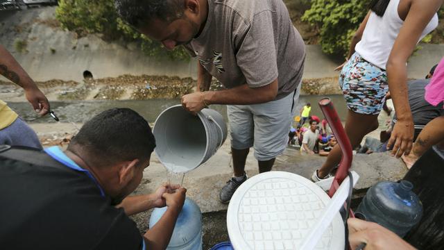 Le Venezuela est touché par une pénurie d'eau en raison de la gigantesque panne d'électricité. [Keystone - AP Photo/Fernando Llano]