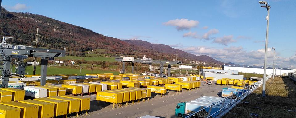 Vue du toit du plus grand centre logistique de La Poste Suisse à Härkingen. [RTS - Christophe Canut]