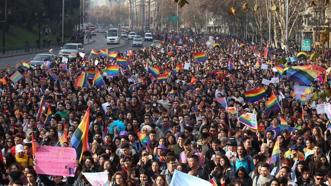 Les organisateurs du défilé pour les droits des LGBT à Santiago revendiquent la participation de 100'000 personnes.