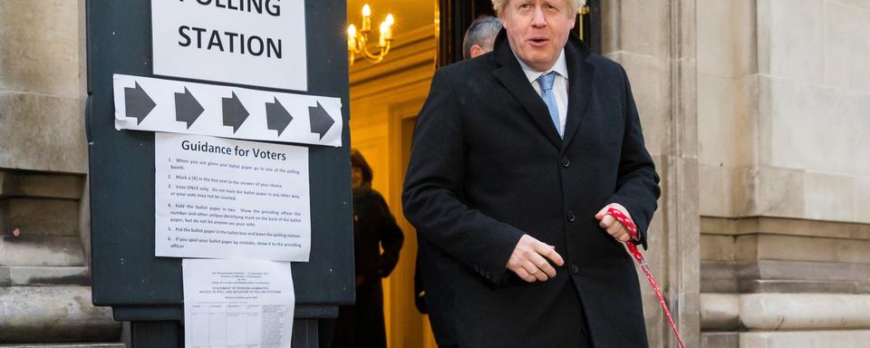 Jeudi 12 décembre: le Premier ministre Boris Johnson quitte son bureau de vote à Londres jeudi matin. [Keystone/EPA - Vickie Flores]