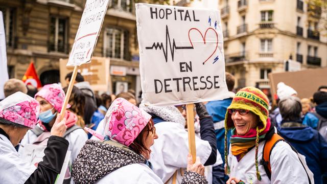 Des participantes à la manifestation du 14 novembre dernier à Paris, appelant à sauver les hôpitaux publics. [Xose Bouzas - Hans Lucas]