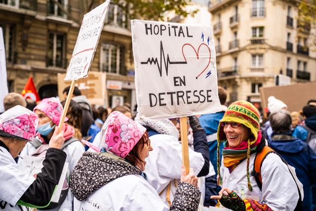 Des participantes à la manifestation du 14 novembre dernier à Paris, appelant à sauver les hôpitaux publics. [Xose Bouzas - Hans Lucas]