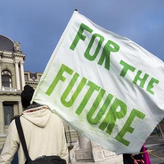 Des membres de la Grève du climat Vaud manifestent devant le Palais de Justice de Montbenon, à Lausanne, en décembre 2019. [Keystone - Laurent Gilliéron]
