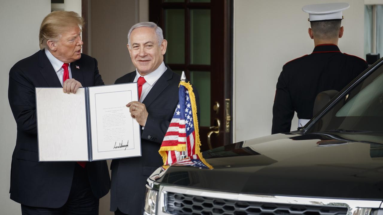 Donald Trump (gauche) et Benjamin Nethanyau montrent la proclamation sur la souveraineté israélienne sur le Golan, ce 25 mars 2019 à washington.