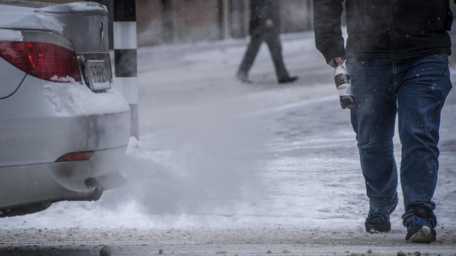 Des gaz d'échappement d'une voiture à Winterthour en mars 2018. [Keystone - Melanie Duchene]