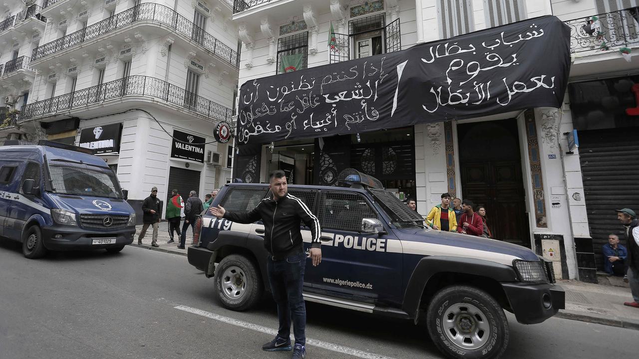 Des policiers dans les rues d'Alger. [Keystone - Toufik Doudou/AP]