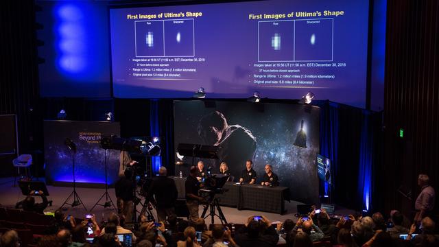 Les premières images d'Ultima Thule, prises à 1,9 million de kilomètres, lors de la conférence de presse de la Nasa. [Keystone/EPA/Nasa - Joel Kowsky]