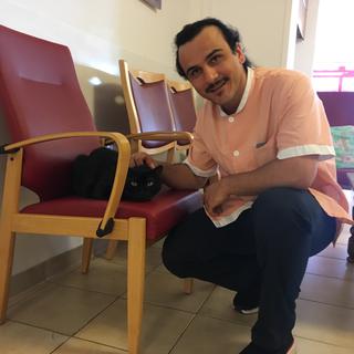 Haidar Hussain, responsable de l'animation à l'EMS des Rosiers à Blonay, qui a la particularité d'accueillir les animaux de compagnie des résidents. [RTS - Jean de Preux]