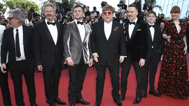 Le réalisateur Dexter Fletcher, le producteur Adam Bohling, le chanteur Elton John, le producteur David Furnish, l'acteur Kit Connor et l'actrice Bryce Dallas Howard sur le tapis rouge du Festival de Cannes avant la première de "Rocketman" le 16 mai 2019. [Keystone - Joel C Ryan]