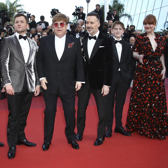 Le réalisateur Dexter Fletcher, le producteur Adam Bohling, le chanteur Elton John, le producteur David Furnish, l'acteur Kit Connor et l'actrice Bryce Dallas Howard sur le tapis rouge du Festival de Cannes avant la première de "Rocketman" le 16 mai 2019. [Keystone - Joel C Ryan]