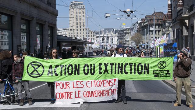 Des activistes d'Extinction Rebellion bloquant le Grand Pont à Lausanne, lors d'une manifestation le 18 avril 2019. [Adrien Perritaz]