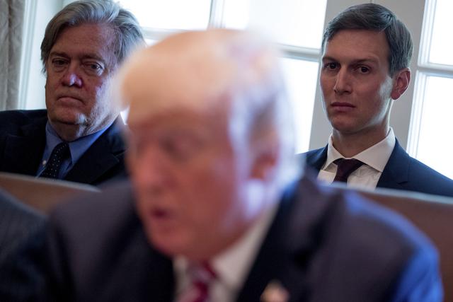 Steve Bannon (à gauche) à l'époque où il était "White House Senior Adviser" avec Jared Kushner. Il y était le promoteur d'une vision protectionniste et nationaliste. Washington, le 12 juin 2017. [Keystone/ap photo - Andrew Harnik]