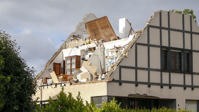 Une maison en partie détruite dans la localité de Petange, au Luxembourg. [Keystone - Julien Warnand]