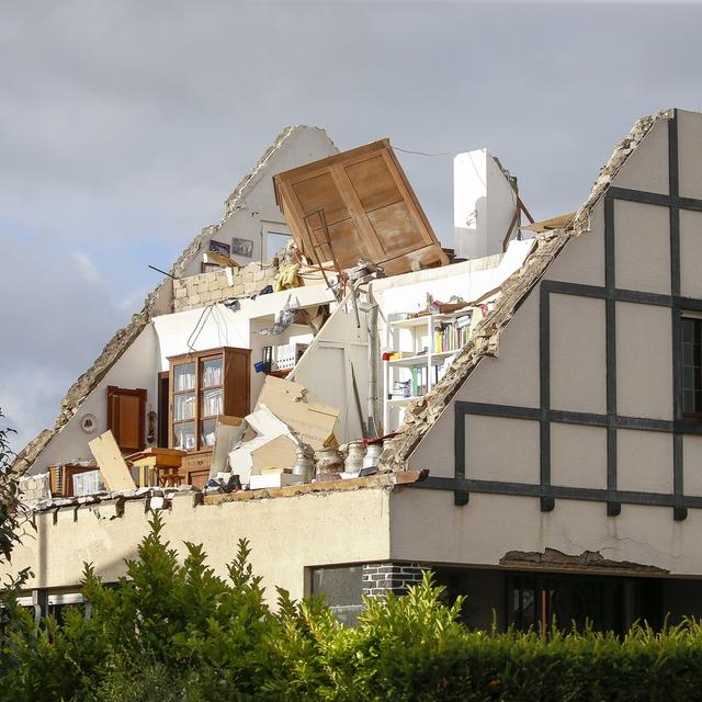 Une maison en partie détruite dans la localité de Petange, au Luxembourg. [Keystone - Julien Warnand]