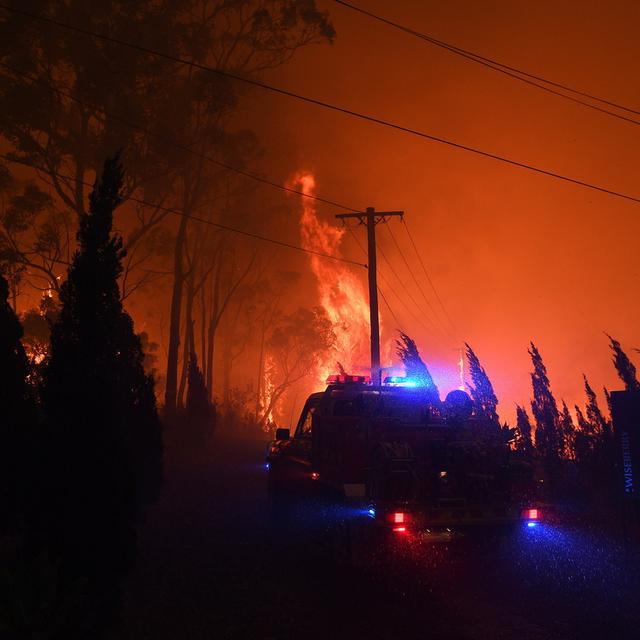 Le mur de flammes près de Mangrove Mountain, au nord de Sidney, 05.12.2019. [EPA/Keystone - Dan Himbrechts]