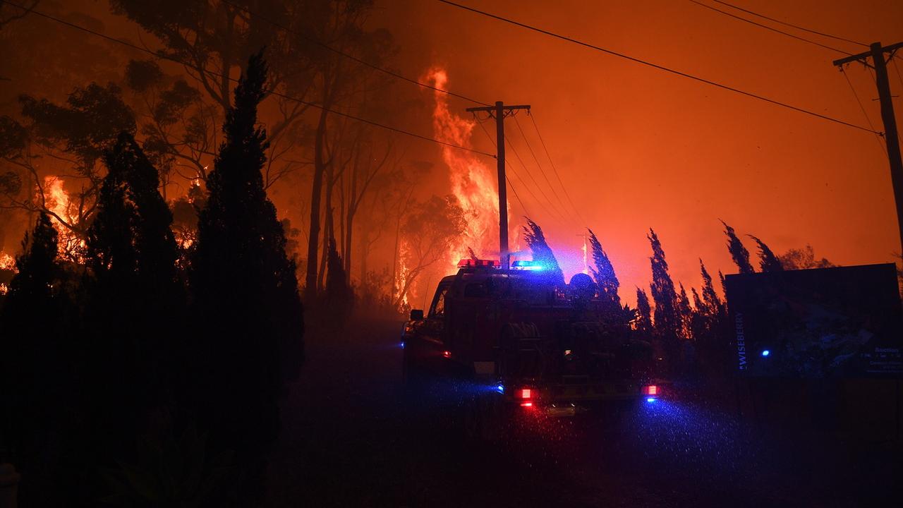 Le mur de flammes près de Mangrove Mountain, au nord de Sidney, 05.12.2019. [EPA/Keystone - Dan Himbrechts]