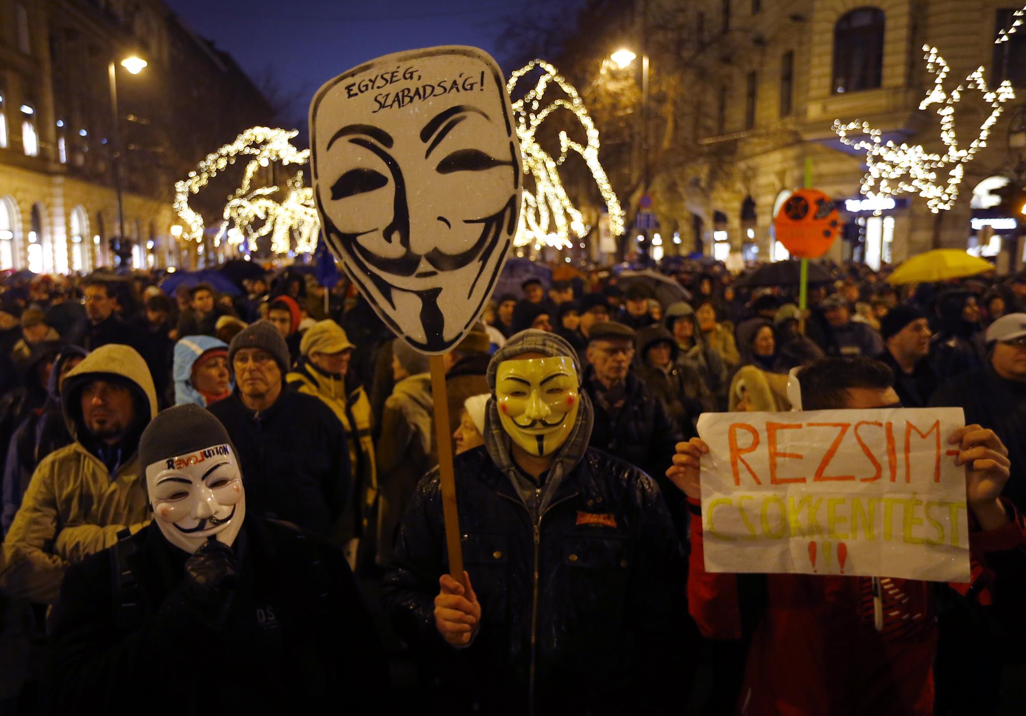 Des masques de Guy Fawkes, repris par le mouvement Anonymous, lors de manifestations contre le Premier ministre hongrois Victor Orban. Budapest, janvier 2015. [Reuters - Laszlo Balogh]