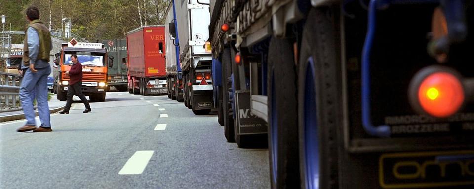 Des poids lourds attendent de passer la douane Suisse a Gondo (photo prétexte). [Andrée-Noelle Pot)]